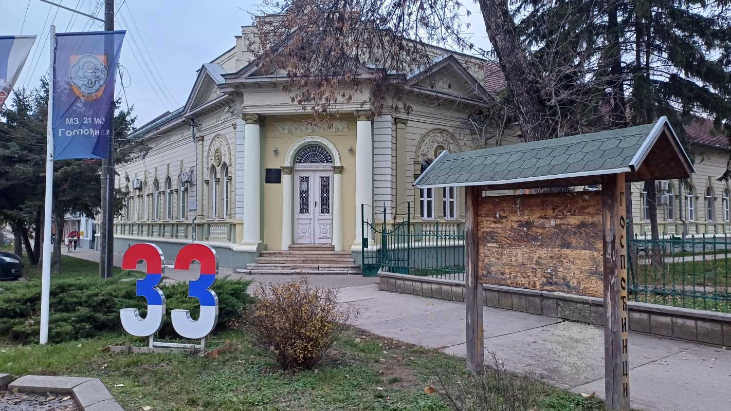 Zgrada Mesne zajednice, pogled sa glavne autobuske stanice (Iz Novog Sada dolazi se autobuskom linijom 33).