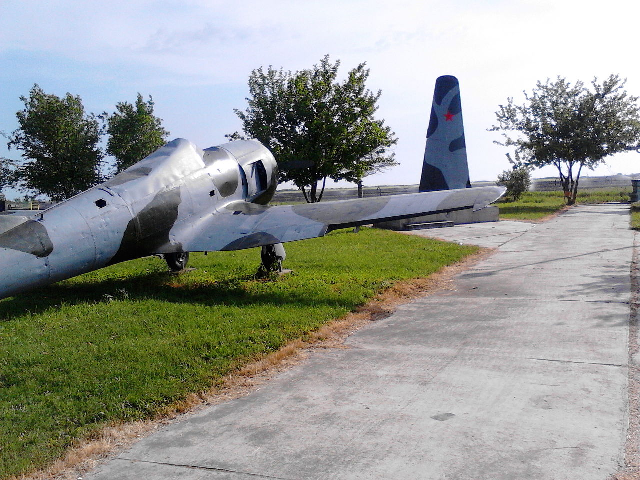 Avionsko krilo, spomenik obeležje aerodroma iz Drugog svetskog rata